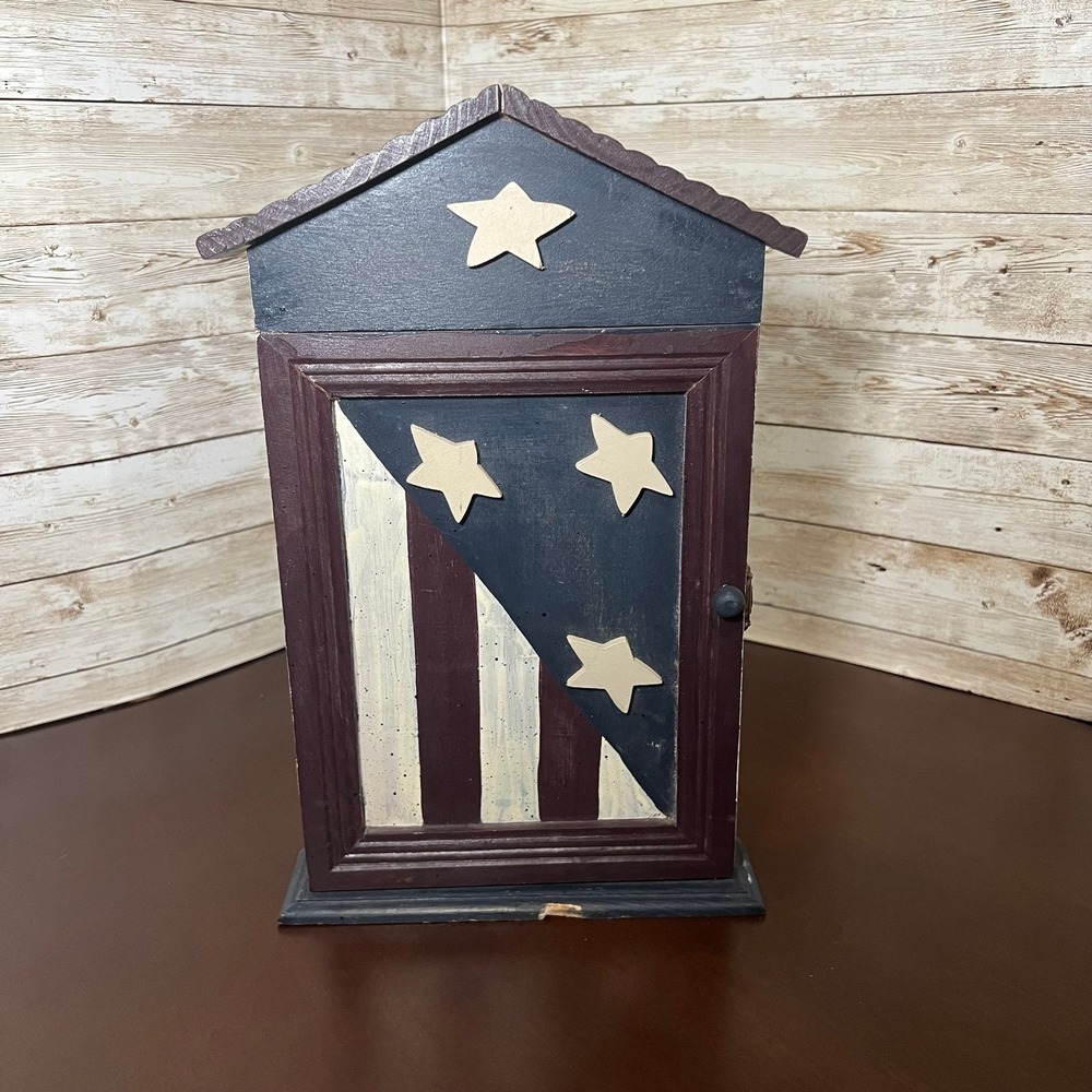 Patriotic wooden key holder